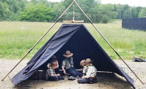 Német kiscserkészek foglalkozása egy táborban.jpg