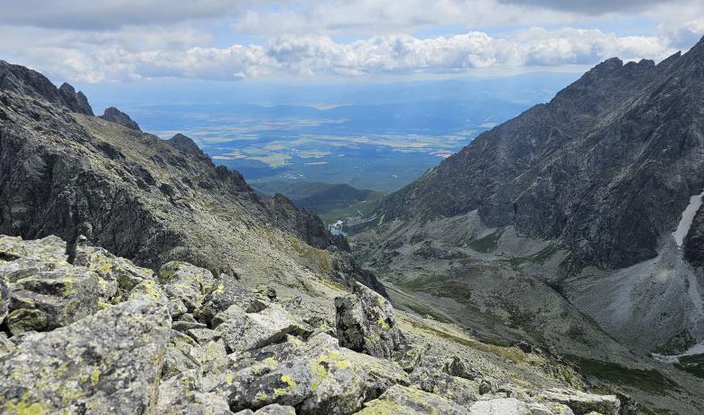 A távolban a Felkai-tó